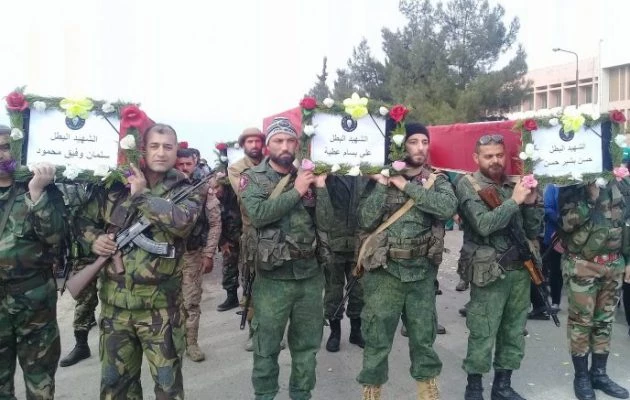 Με τιμές κηδεύτηκαν 10 Ελληνορθόδοξοι Σύροι παραστρατιωτικοί που σκοτώθηκαν από αμερικανικά αεροπλάνα